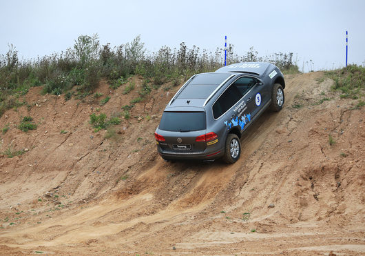 Volkswagen Off-Road Experience | Вологда, 7-8 сентября 2013 | ФОТО | Автомобиль стоит на уклоне Трогается с места безо всякой пробуксовки, не напрягаясь.